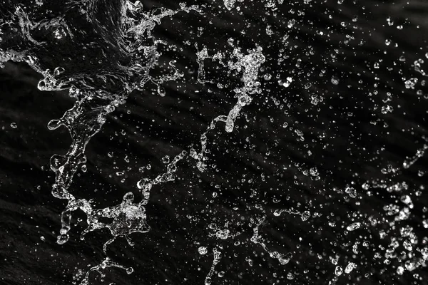 bir karanlık bokeh arka plan üstünde su damlaları