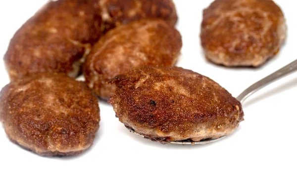 beyaz bir arka plan üzerinde kızarmış köfte