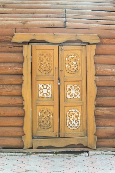 木造の古い建物の窓 — ストック写真