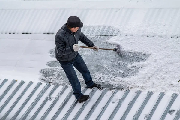 bir süpürge ile kar adam süpürür