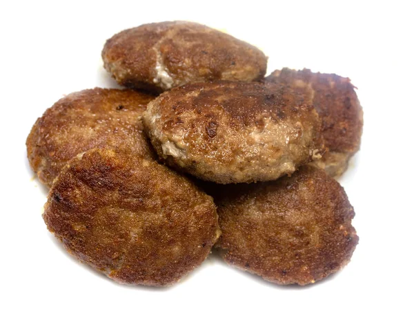beyaz bir arka plan üzerinde kızarmış köfte