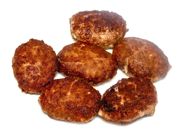 beyaz bir arka plan üzerinde kızarmış köfte