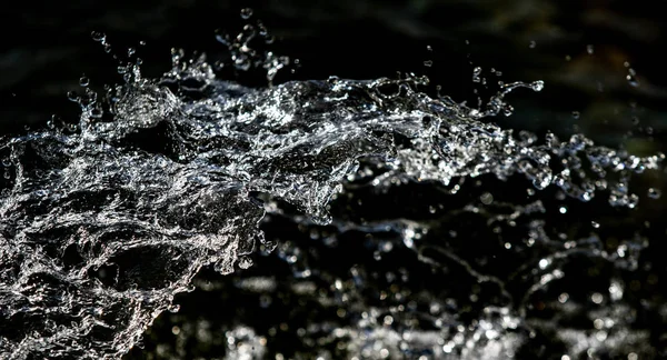 bir karanlık bokeh arka plan üstünde su damlaları