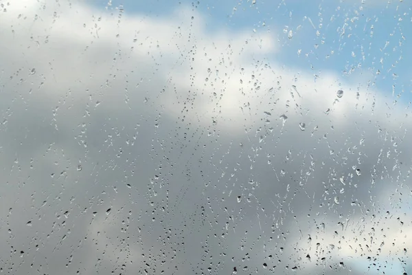 ガラス空を背景に雨滴 — ストック写真