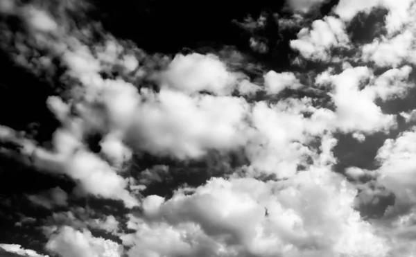 Witte Wolken Een Donkere Hemel Monochroom — Stockfoto