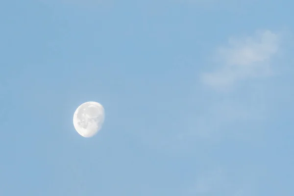 Schöner Blick Auf Den Mond Blauen Himmel — Stockfoto
