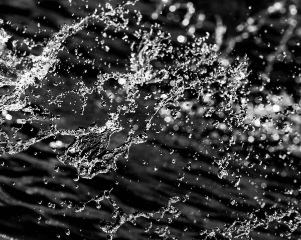 Gocce Acqua Nell Aria Uno Sfondo Scuro Bokeh — Foto Stock