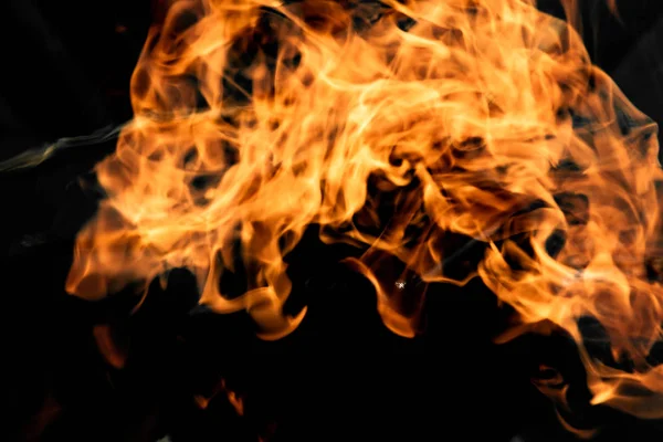 alevler siyah arkaplanda