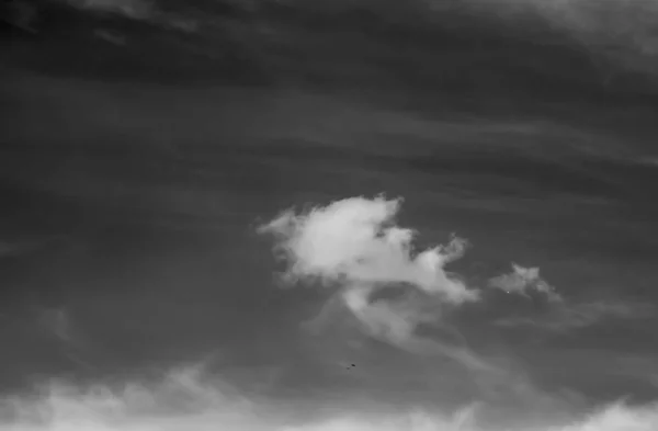 Nuvole Sfondo Nero — Foto Stock