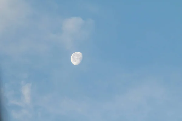 Hermosa Vista Luna Cielo Azul —  Fotos de Stock