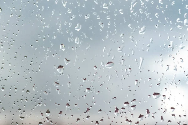 Cam gökyüzü arka plan üzerinde yağmur damlaları