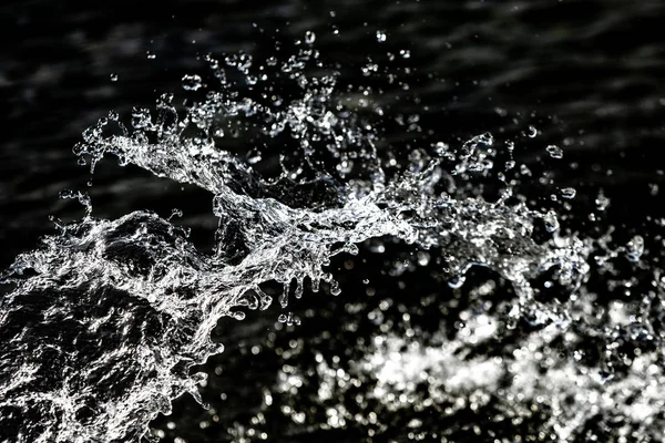 bir karanlık bokeh arka plan üstünde su damlaları