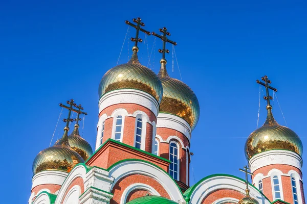 kubbe ile kesiştiği Hıristiyan Tapınağı öğleden sonra gökyüzü