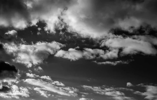 Wolken Een Zwarte Achtergrond — Stockfoto