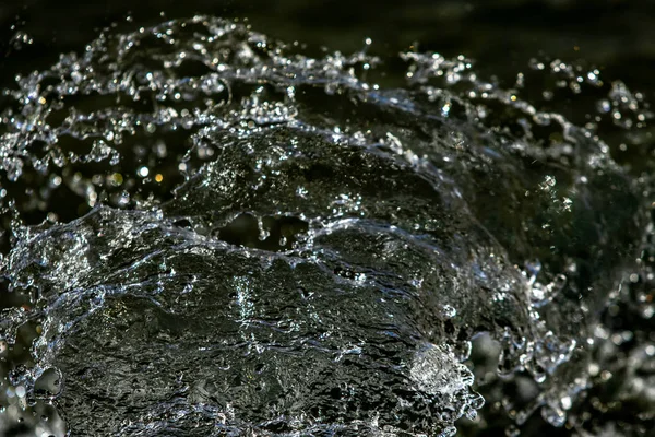 Krople Wody Powietrzu Tle Ciemnego Bokeh — Zdjęcie stockowe