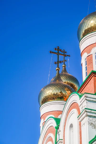 kubbe ile kesiştiği Hıristiyan Tapınağı öğleden sonra gökyüzü