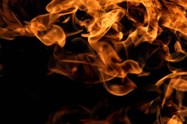 alevler siyah arkaplanda