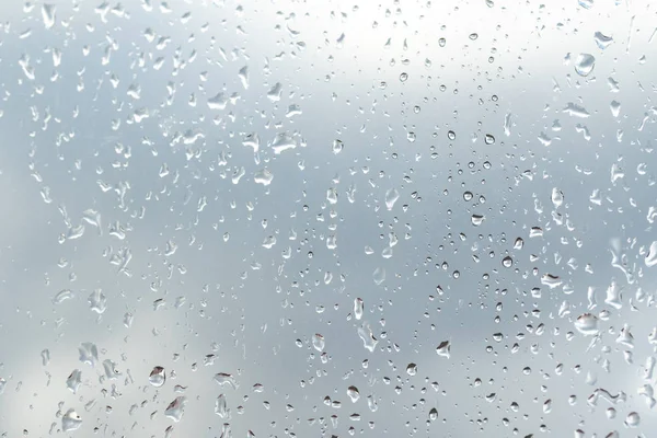 背景玻璃天空上的雨滴 — 图库照片