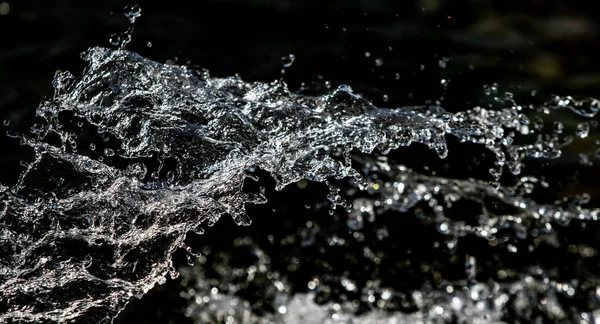 bir karanlık bokeh arka plan üstünde su damlaları