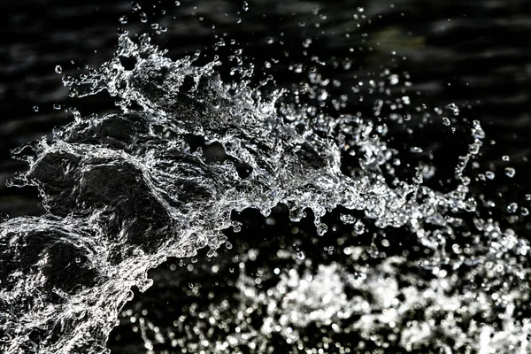 bir karanlık bokeh arka plan üstünde su damlaları