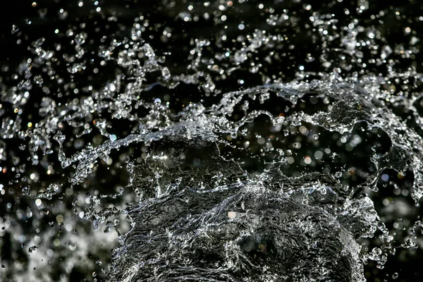 İçinde karanlık bir uçuş, ufuk bokeh su damlaları ile su sıçrama.