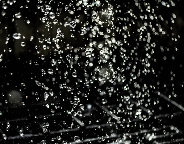 Salpicaduras Agua Oscuridad Con Gotas Agua Volando Bokeh Desenfocado —  Fotos de Stock