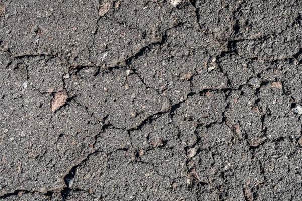 Eski asfalt arka plan ile bir çatlamak