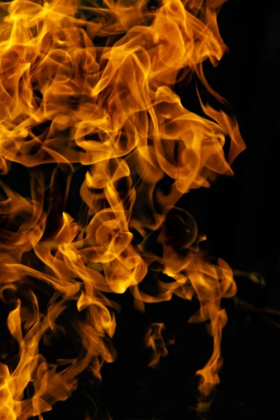 alevler siyah arkaplanda