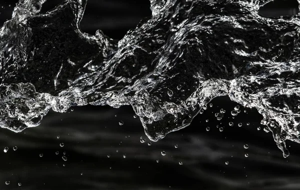 bir karanlık bokeh arka plan üstünde su damlaları