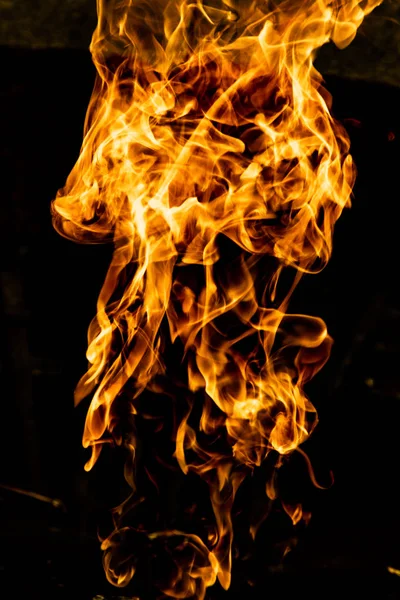 alevler siyah arkaplanda