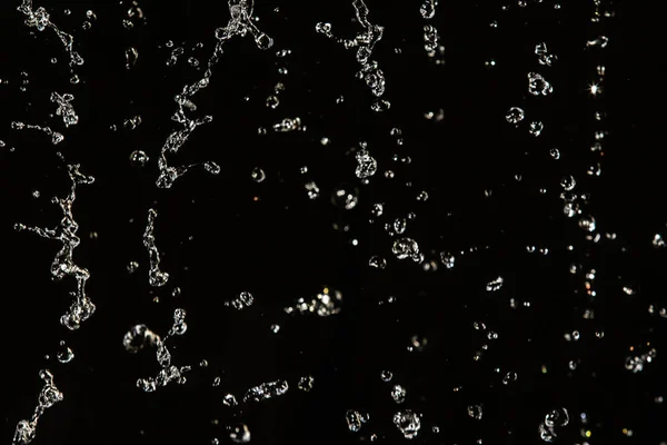 Salpicos Água Escuro Com Uma Gota Água Voando Bokeh Desfocado — Fotografia de Stock