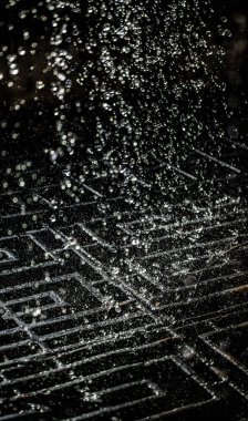 İçinde karanlık bir uçuş, ufuk bokeh su damlaları ile su sıçrama.