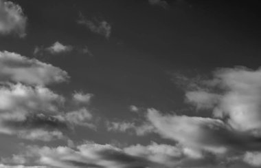 Siyah arkaplanda bulutlar