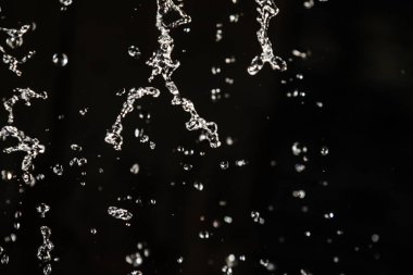 İçinde karanlık bir uçuş, ufuk bokeh su damlaları ile su sıçrama.