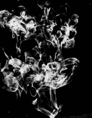 siyah bir arka plan beyaz duman alev