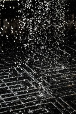 İçinde karanlık bir uçuş, ufuk bokeh su damlaları ile su sıçrama.