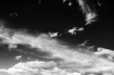 Siyah arkaplanda bulutlar