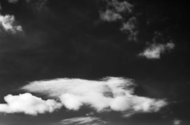 Siyah arkaplanda bulutlar