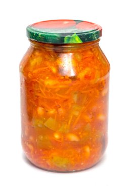 beyaz zemin üzerinde bir cam kavanoza sebze lecho