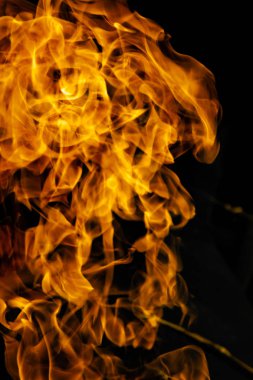 alevler siyah arkaplanda