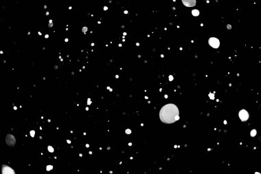 siyah kar bokeh arka plan üzerinde beyaz noktalar