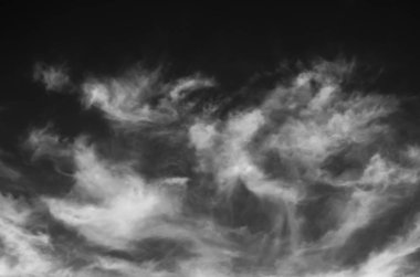 Siyah arkaplanda bulutlar