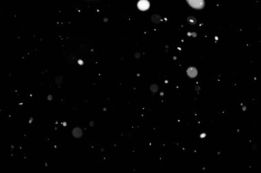 Kar fırtınası doku. Siyah arka plan, ışıkları bokeh vurdu kar taneleri havada uçan