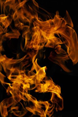 alevler siyah arkaplanda