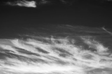 Siyah arkaplanda bulutlar