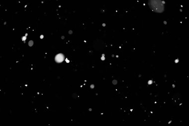 Kar fırtınası doku. Siyah arka plan, ışıkları bokeh vurdu kar taneleri havada uçan