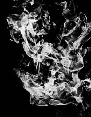 siyah bir arka plan beyaz duman alev