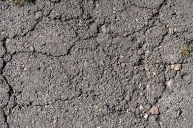 Eski asfalt arka plan ile bir çatlamak