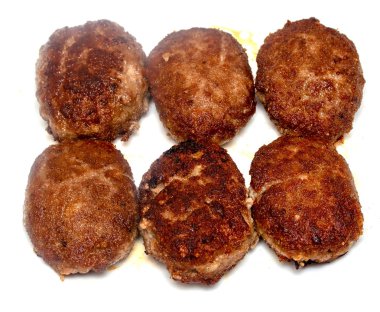 beyaz bir arka plan üzerinde kızarmış köfte