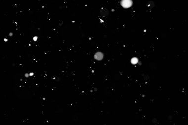 Kar fırtınası doku. Siyah arka plan, ışıkları bokeh vurdu kar taneleri havada uçan